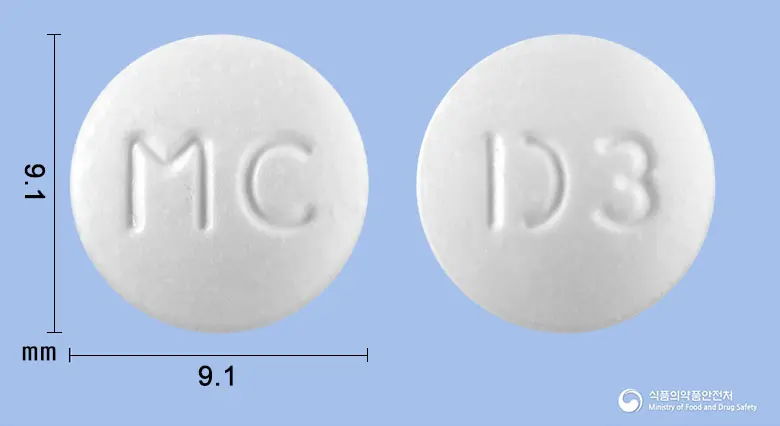 맥세렌디정 앞뒤 사진 (흰색 원형, 각인 MC / D3)