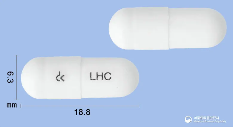 리케락캡슐(바실루스리케니포르미스균) 앞뒤 사진 (흰색 캡슐, 각인 LHC)