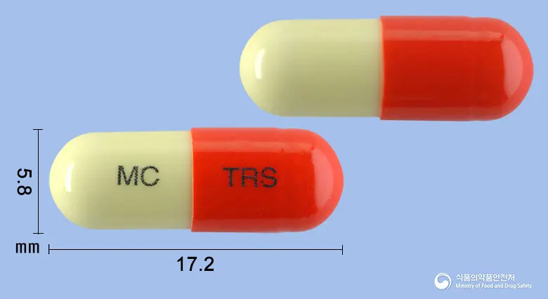 트란사민캡슐250밀리그램(트라넥삼산) 앞뒤 사진 (빨간색 캡슐, 각인 MC TRS)