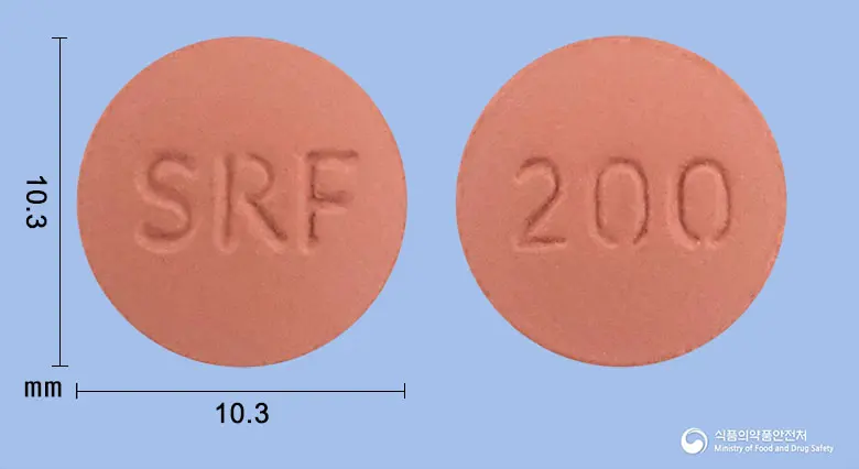 소라닙정200밀리그램(소라페닙토실레이트(미분화)) 앞뒤 사진 (분홍색 원형, 각인 SRF / 200)