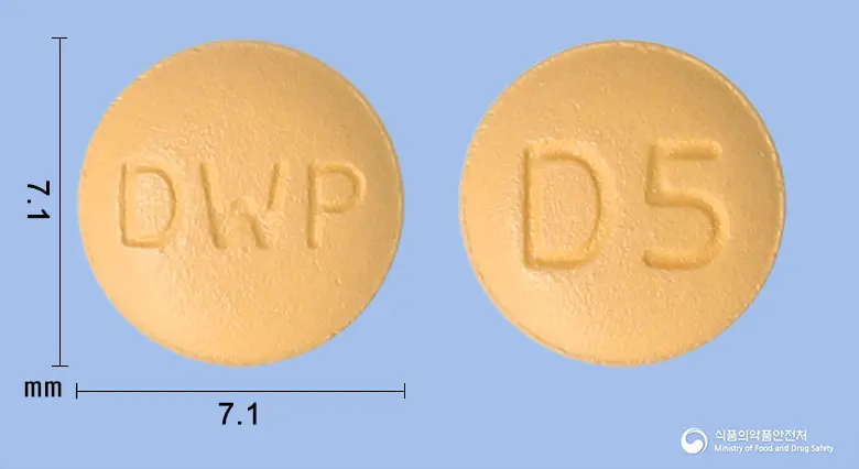 다파원정5mg(다파글리플로진시트르산) 앞뒤 사진 (주황색 원형, 각인 DWP / D5)