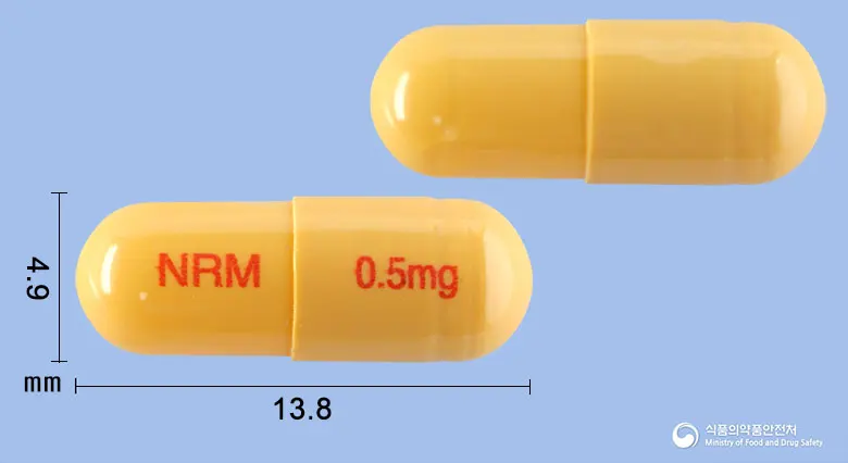 뉴로미스캡슐0.5밀리그램(타크로리무스수화물) 앞뒤 사진 (노란색 캡슐, 각인 NRM 0.5mg)