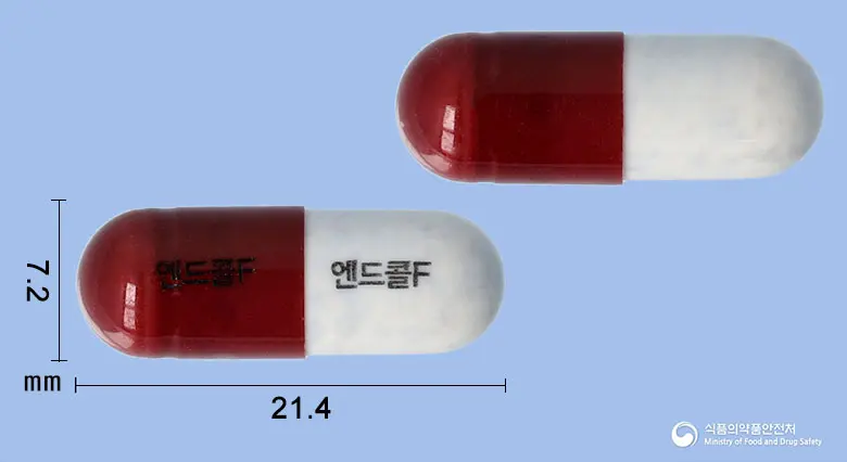 엔드콜에프캡슐 앞뒤 사진 (빨간색 캡슐, 각인 엔드콜F 엔드콜F)