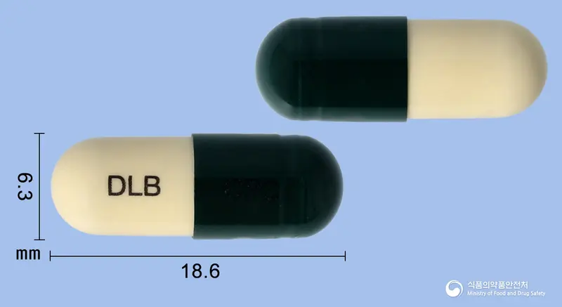 판시온캡슐 앞뒤 사진 (초록색 캡슐, 각인 DLB CPC)