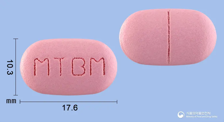 멘토비엠정 앞뒤 사진 (분홍색 타원형, 각인 MTBM)