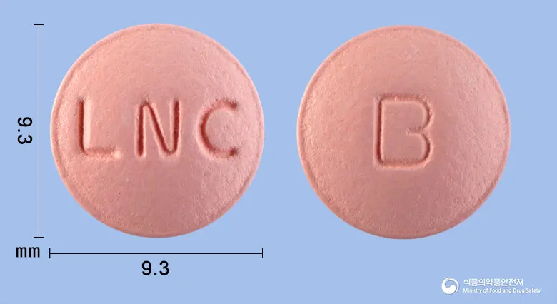 메가브로멜정(브로멜라인) 앞뒤 사진 (분홍색 원형, 각인 LNC / B)