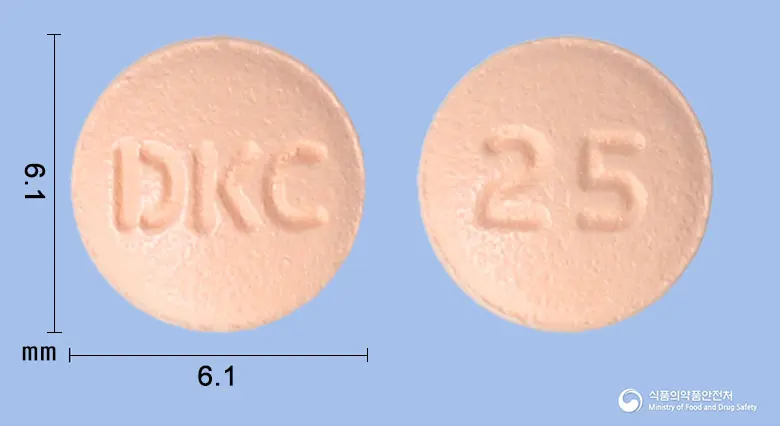 글리시타정25밀리그램(시타글립틴염산염수화물) 앞뒤 사진 (분홍색 원형, 각인 DKC / 25)