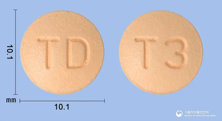 시타티딘정100밀리그램(시타글립틴염산염수화물) 앞뒤 사진 (주황색 원형, 각인 TD / T3)