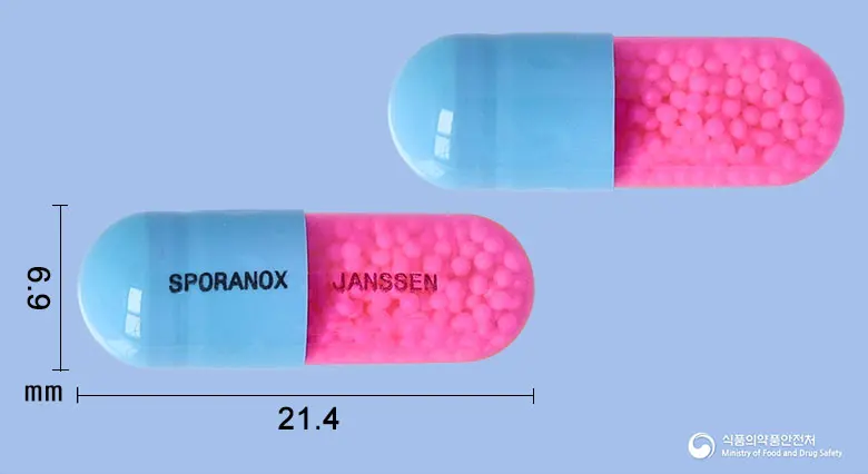 스포라녹스캡슐(이트라코나졸) 앞뒤 사진 (파란색 캡슐, 각인 SPORANOX JANSSEN)