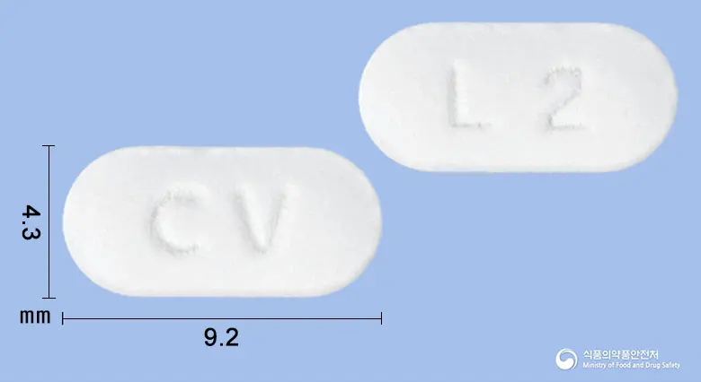 알러팜정(세티리진염산염) 앞뒤 사진 (흰색 장방형, 각인 CV / L2)