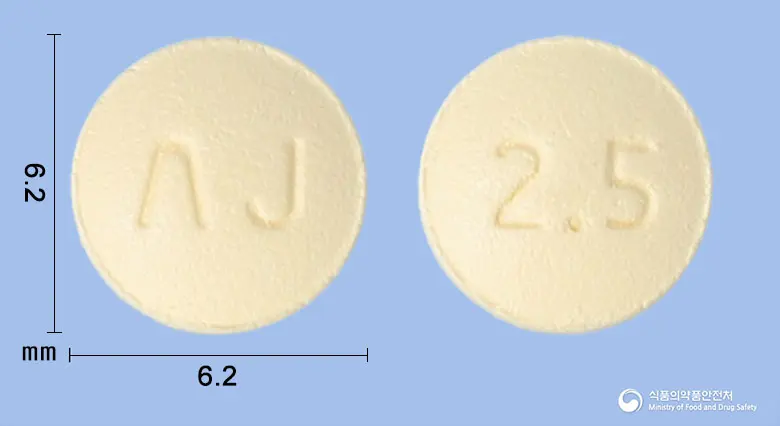자톨정2.5밀리그램(리바록사반) 앞뒤 사진 (노란색 원형, 각인 ΛJ / 2.5)