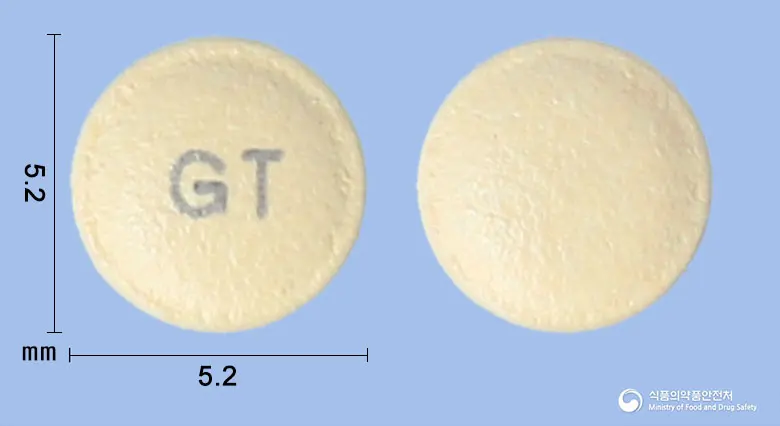 에스코텐정(에스오메프라졸마그네슘삼수화물) 앞뒤 사진 (노란색 원형, 각인 GT)