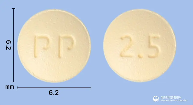 자이토정2.5밀리그램(리바록사반) 앞뒤 사진 (노란색 원형, 각인 PP / 2.5)