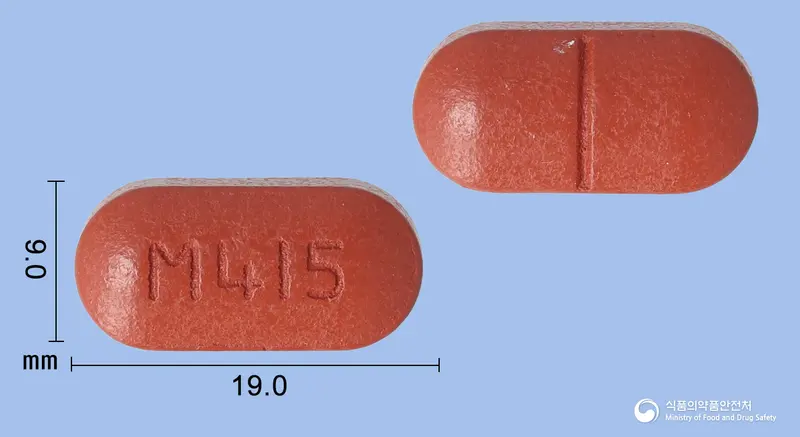 쎈비큐엠정 앞뒤 사진 (갈색 장방형, 각인 M415)