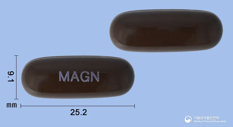 마그큐엔연질캡슐 앞뒤 사진 (갈색 캡슐, 각인 MAGN)