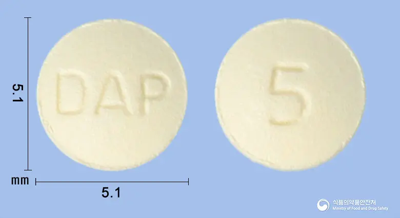 다파프로정5밀리그램(다파글리플로진포르메이트) 앞뒤 사진 (노란색 원형, 각인 DAP / 5)