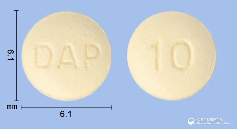 다파프로정10밀리그램(다파글리플로진포르메이트) 앞뒤 사진 (노란색 원형, 각인 DAP / 10)