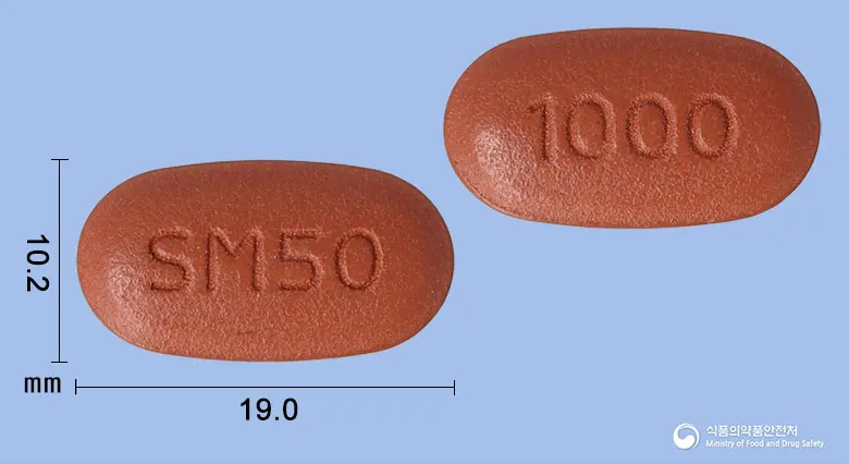 프로메트정50/1000밀리그램 앞뒤 사진 (갈색 타원형, 각인 SM50 / 1000)