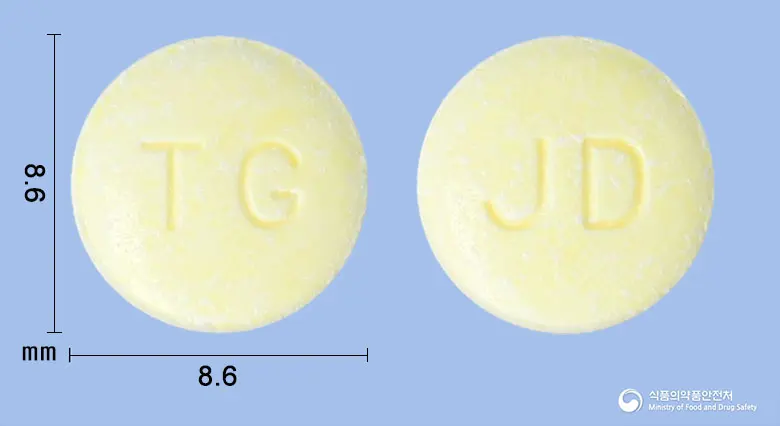 제이부틴더블정(트리메부틴말레산염) 앞뒤 사진 (연두색 원형, 각인 TG / JD)
