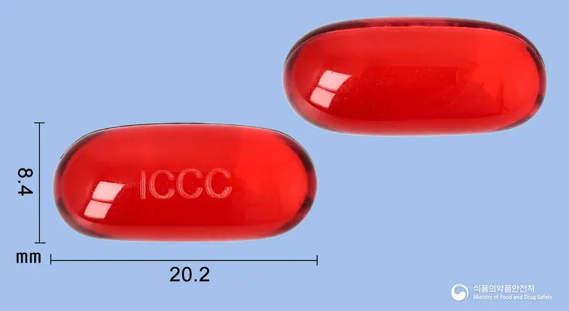 큐어콜연질캡슐 앞뒤 사진 (빨간색·투명 캡슐, 각인 ICCC)