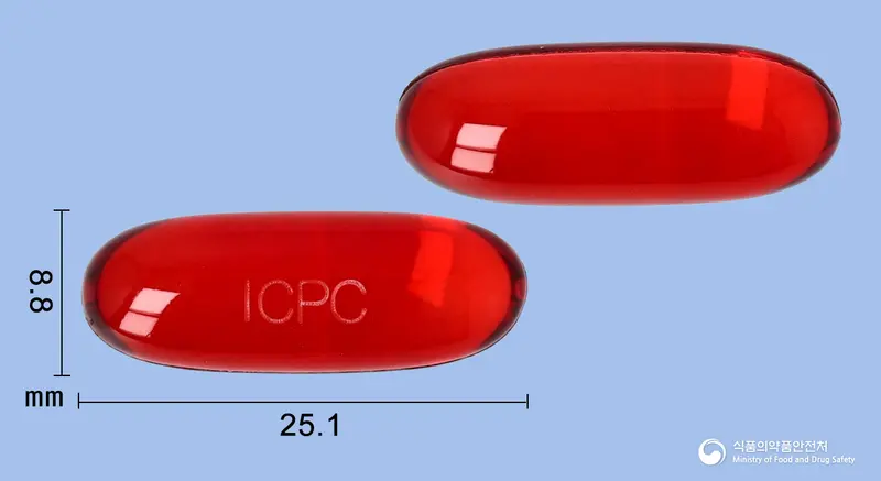 큐어콜플러스연질캡슐 앞뒤 사진 (빨간색·투명 캡슐, 각인 ICPC)