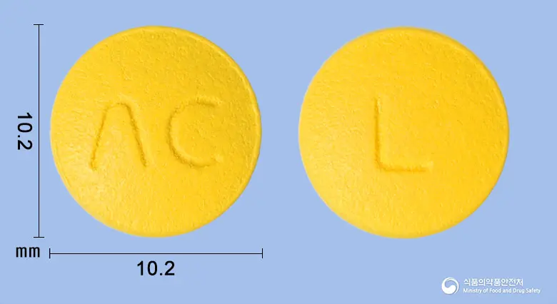 폴리아린락토정 앞뒤 사진 (노란색 원형, 각인 ΛC / L)
