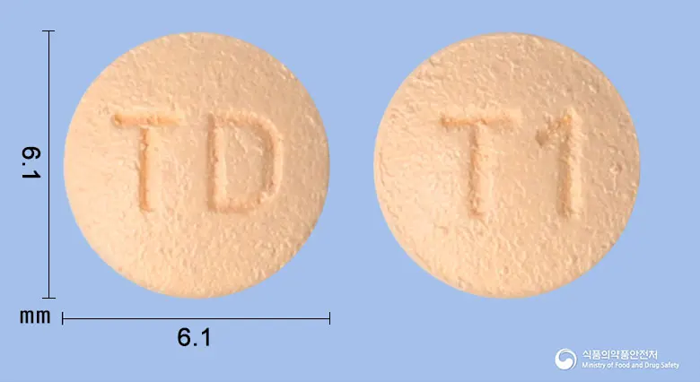 시타티딘정25밀리그램(시타글립틴염산염수화물) 앞뒤 사진 (분홍색 원형, 각인 TD / T1)