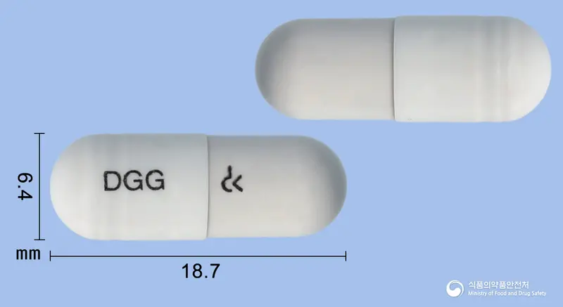 메모레인캡슐 앞뒤 사진 (흰색 캡슐, 각인 DGG)