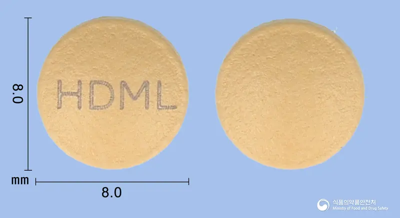몬카리진정(몬테루카스트나트륨, 레보세티리진염산염) 앞뒤 사진 (주황색 원형, 각인 HDML)