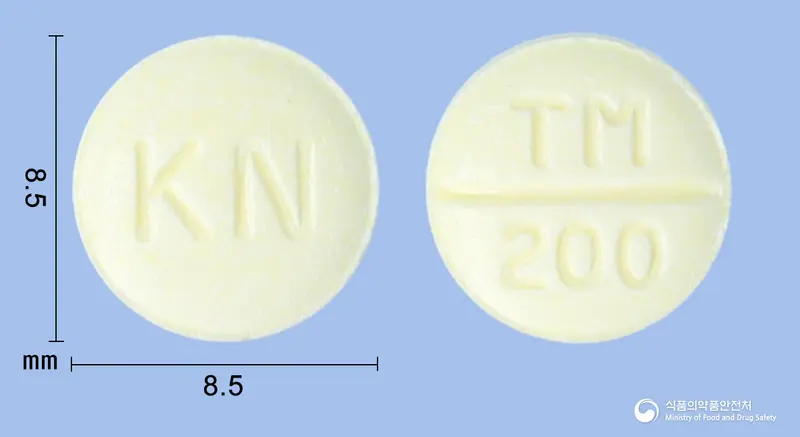 트라부틴정200밀리그램(트리메부틴말레산염) 앞뒤 사진 (노란색 원형, 각인 KN / TM 200)