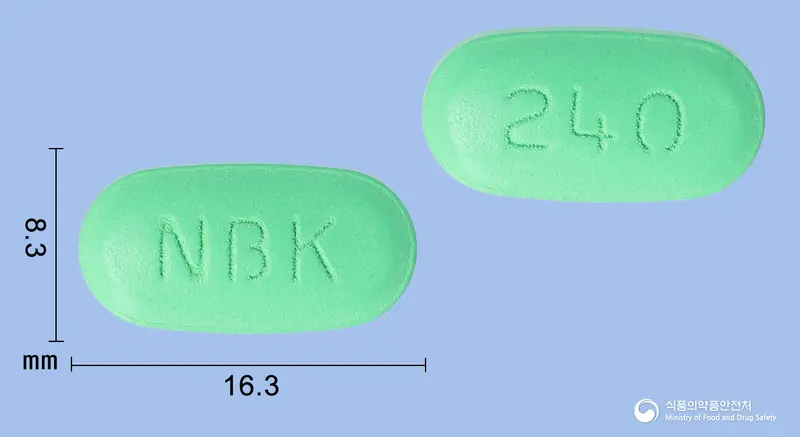 진코에이정240밀리그램(은행엽건조엑스) 앞뒤 사진 (연두색 타원형, 각인 NBK / 240)