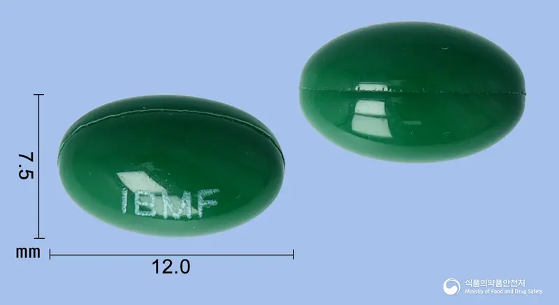 모닝톡에프장용연질캡슐 앞뒤 사진 (초록색 캡슐, 각인 IBMF)