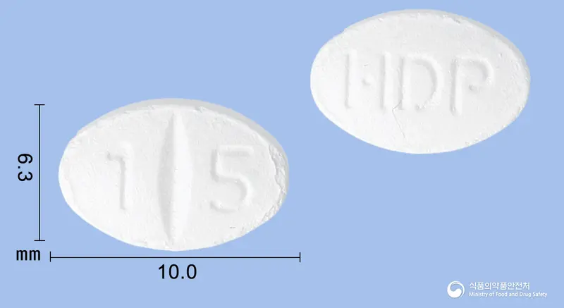 엑스프람정15밀리그램(에스시탈로프람옥살산염) 앞뒤 사진 (흰색 타원형, 각인 1 5 / HDP)