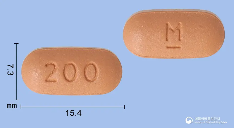 옴짜라정200밀리그램(모멜로티닙염산염수화물) 앞뒤 사진 (갈색 타원형, 각인 200 / M-)