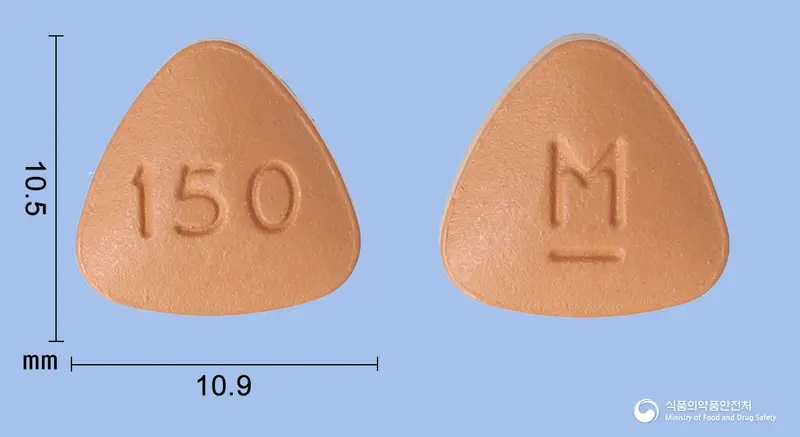 옴짜라정150밀리그램(모멜로티닙염산염수화물) 앞뒤 사진 (갈색 삼각형, 각인 150 / M-)