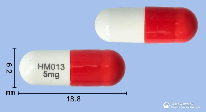 프루자클라캡슐5밀리그램(프루퀸티닙) 앞뒤 사진 (빨간색 캡슐, 각인 HM013 5mg)