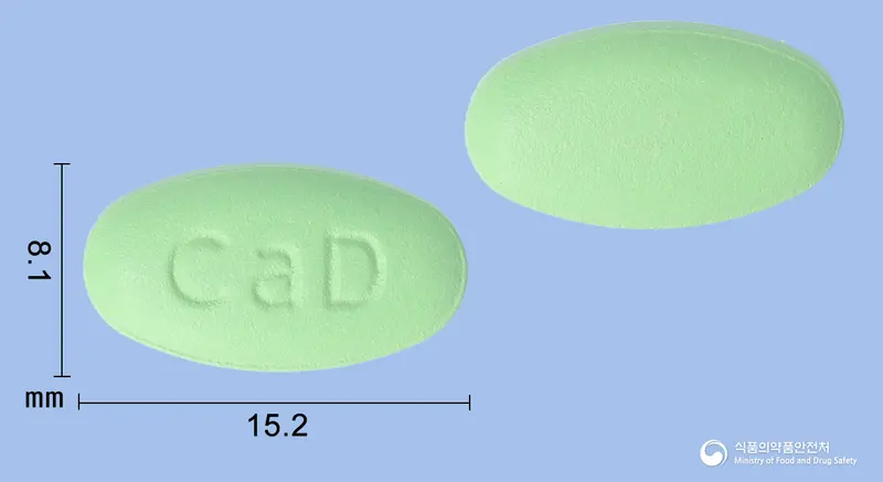 칼엠디정 앞뒤 사진 (연두색 타원형, 각인 CaD)