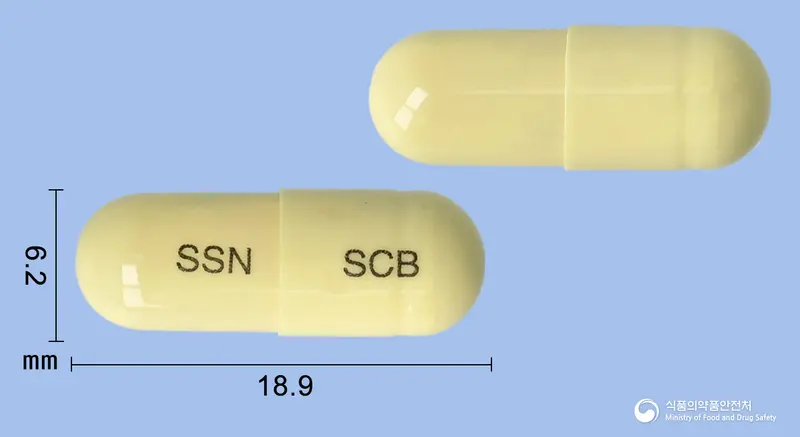 신신스코베르캡슐 앞뒤 사진 (노란색 캡슐, 각인 SSN SCB)