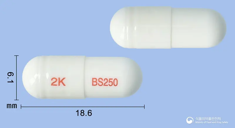 바실루비캡슐 앞뒤 사진 (흰색 캡슐, 각인 2K BS250)