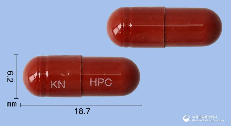 헤모퀸퓨어캡슐 앞뒤 사진 (갈색 캡슐, 각인 KN HPC)