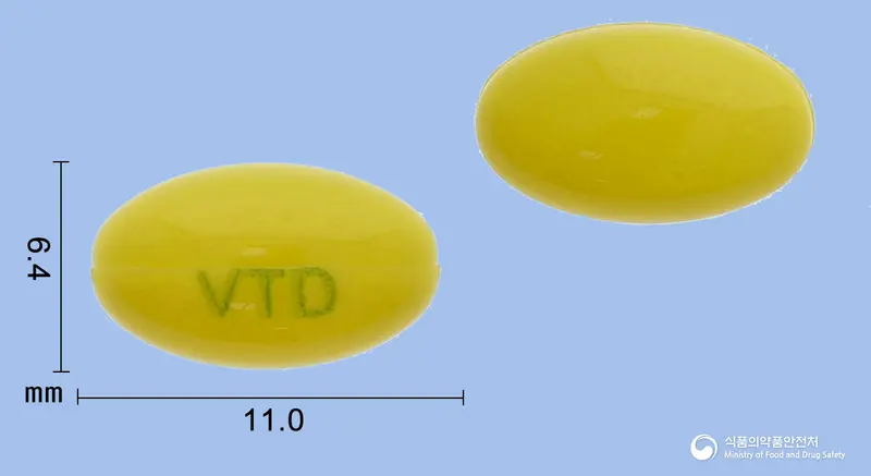 비탐디연질캡슐0.5마이크로그램(알파칼시돌) 앞뒤 사진 (노란색 캡슐, 각인 VTD)