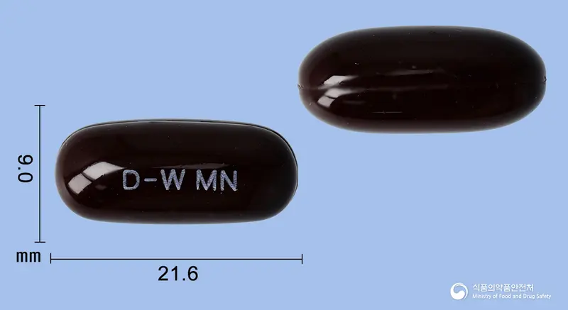 마그네타연질캡슐 앞뒤 사진 (갈색 캡슐, 각인 D-W MN)