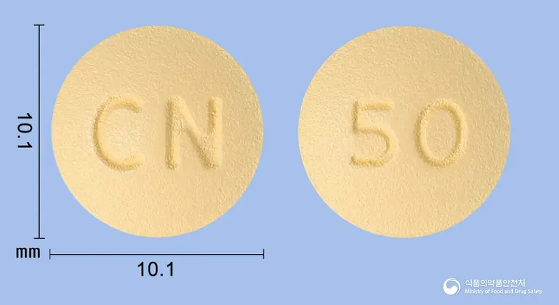 엑스코프리정(세노바메이트) 앞뒤 사진 (주황색 원형, 각인 CN / 50)