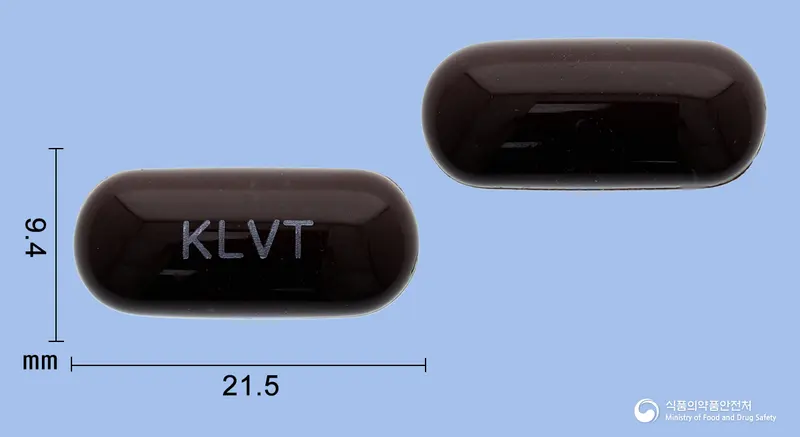 이벤비타연질캡슐 앞뒤 사진 (갈색 캡슐, 각인 KLVT)