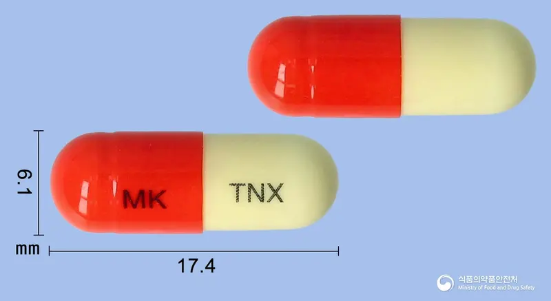 트라넥스캡슐(트라넥삼산) 앞뒤 사진 (주황색 캡슐, 각인 MK TNX)