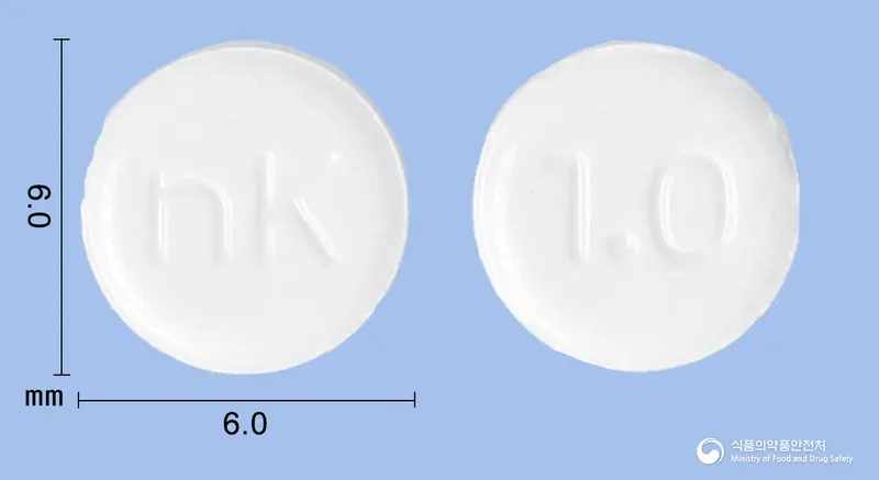 알파돌정1마이크로그램(알파칼시돌) 앞뒤 사진 (흰색 원형, 각인 nK / 1.0)
