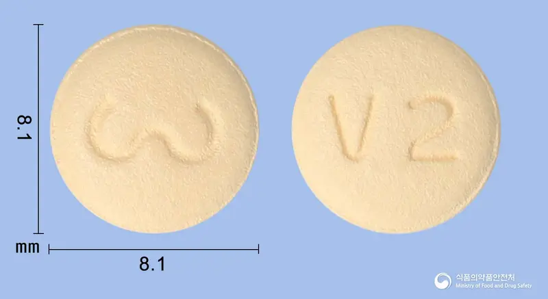 브이디핀정2.5/80mg(암로디핀, 발사르탄) 앞뒤 사진 (주황색 원형, 각인 V2)