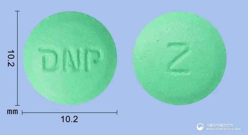 뉴아제정 앞뒤 사진 (연두색 원형, 각인 NP / Z)