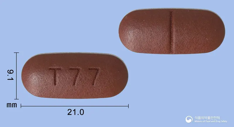 투웰스에프정 앞뒤 사진 (갈색 타원형, 각인 T77)